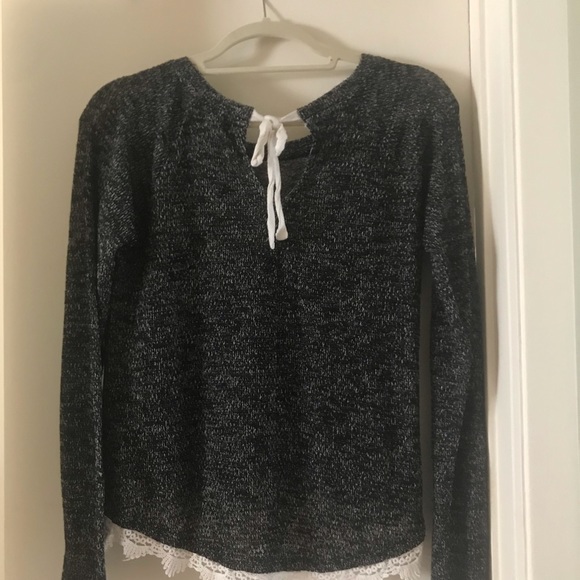 Light weight sweater with laced bottom - Picture 2 of 2